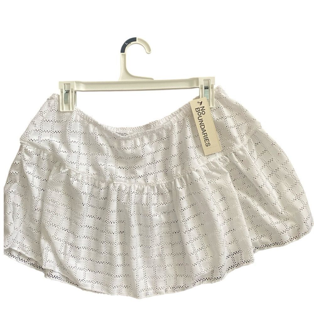 No Boundaries White Eyelet Swimsuit Skirt. Size Large NWT